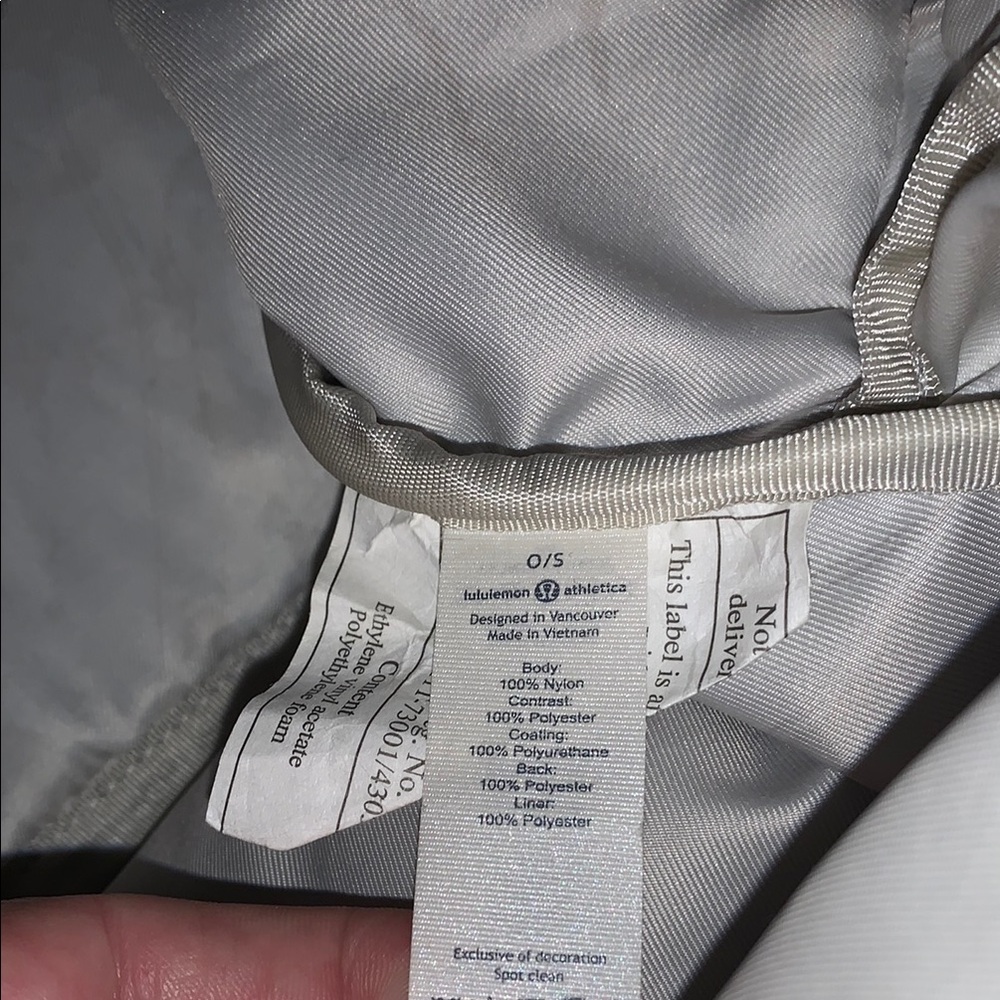 Lululemon green dufflebag vinyl with black leather handles 18in long - Picture 11 of 13